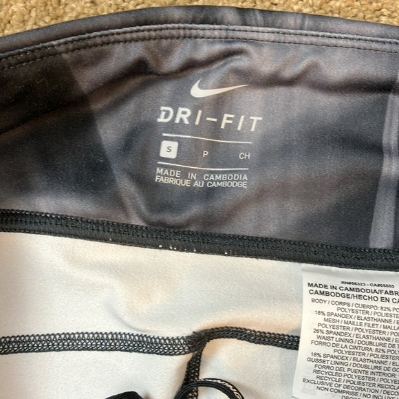 Black, gray, white dri-fit Nike women’s leggings - Picture 5 of 6